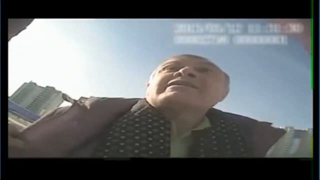 чиновник бьет полицейского