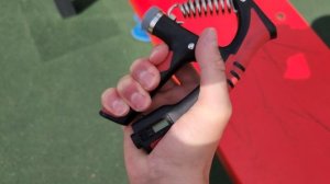 Сжал эспандер на 100кг