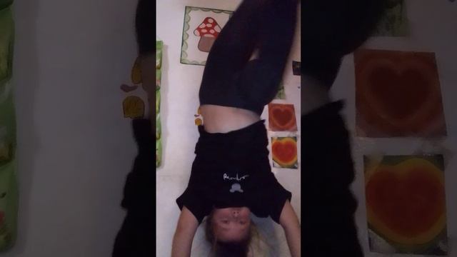 учимся стоять на руках около стенки смотреть онлайн