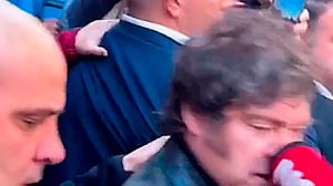 Президент Аргентины получил удар микрофоном по носу от репортера во время интервью