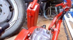 Бензопила Урал, течет бензокран.