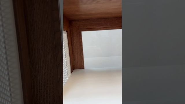 Подробно про шкаф из дуба, металла и стекла смотреть онлайн