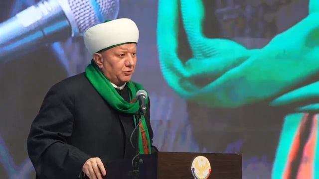 Альбир хазрат Крганов, подарил Муфтию РД зелёный шарф смотреть онлайн