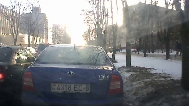 задел зеркало и уехал