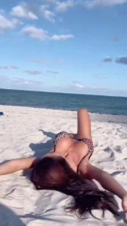 Девушка наслаждается отдыхом на пляже
