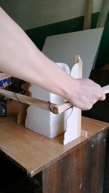 Вырезаю из пенопласта пешку при помощи нихромовой нит смотреть онлайн