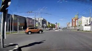 Подрезает на красный в Омске на улице Крупской
