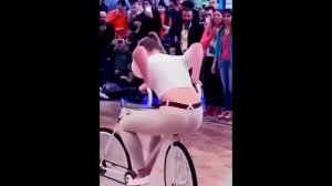 Красивое испонение на велосипеде