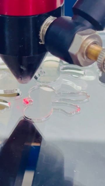 Лазерная резка акрила в Москве! Акриловые серьги с пос смотреть онлайн