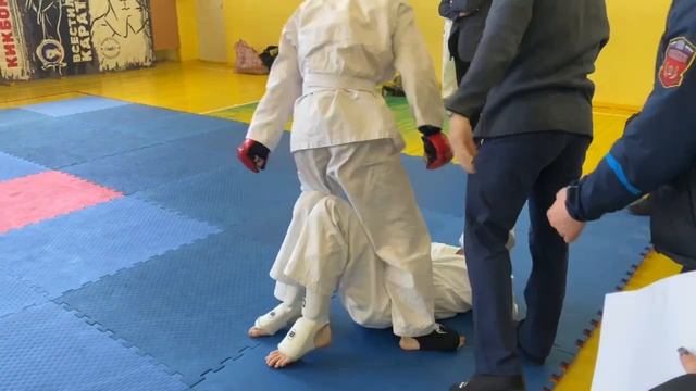 Гоше 14 лет, сопернику 17 лет и весит на 15 кг. больше.(Гоша смотреть онлайн