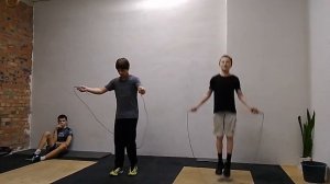 500 обычных и 200 двойных прыжков на скакалке