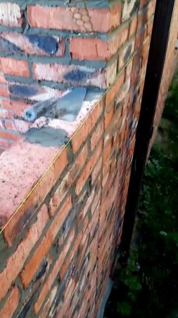 Кладка кирпича, две колонны два простенькая.