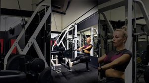 Тяга горизонтального блока обратным, средним хватом.