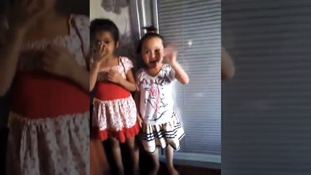 Аделя и нурбанур одевают платья😆 смотреть онлайн