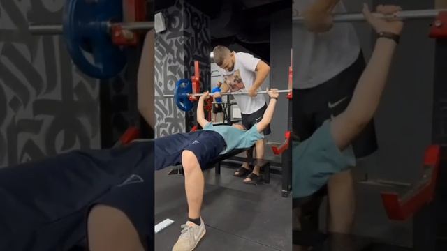 Спорт зал проходка жим лёжа поднятие Z-штанги на бице