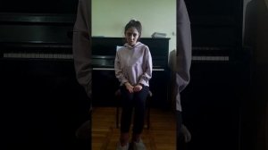 А. Лотти- "О, повтори" в до мажоре сидя на стуле.