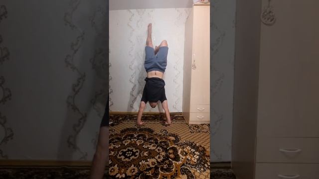 Как научиться отжиматься в стойке на руках смотреть онлайн