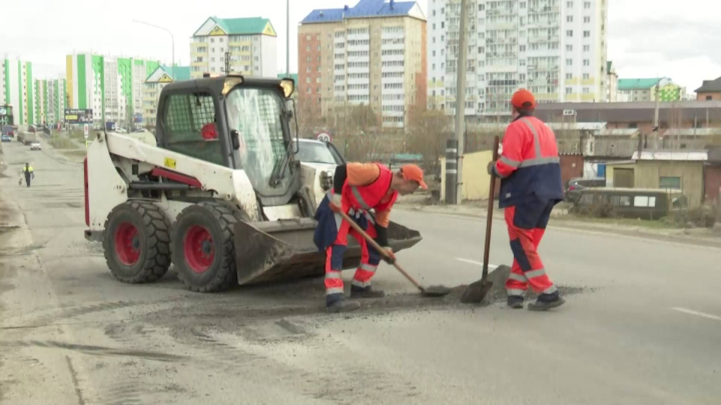 В Нягани приступили к ямочному ремонту дорог