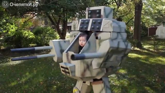 Отец сделал своему сыну костюмFather made his son suit