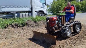 Гусеничный минитрактор. Пробую отвал.