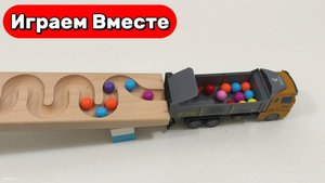 Играем в горки с шариками и машинками 🚗 Строим вместе развивающий конструктор для шариков 🟠🔴🟢