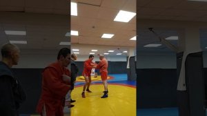 Самбо. Работа рук при броске через плечо с захватом ру?