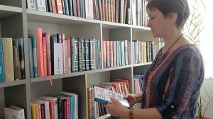 Библиотечно-эстетический Центр в Асино. Выставка художницы Юлии Данильчук 2025 г.