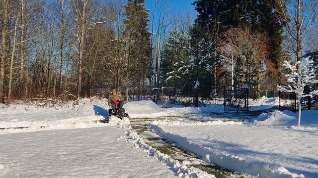 Минитрактор для уборки снега со снежным отвалом из мо?