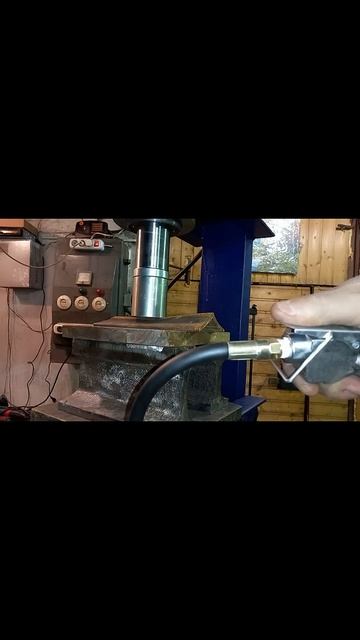 Пресс на пневмоприводе давит уголок. смотреть онлайн