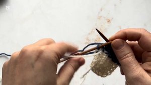 Как незаметно спрятать вторую нить при вязании полоса