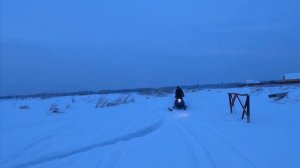 снегоход wind 320 едет по снегу (SnowEagle 320)