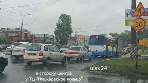 Затруднено движение в сторону центра перед мостом на Минаева в Ульяновске. Сегодня утром, время 7-50