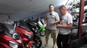 Мотосалон UNIVERSAL MOTORS. Часть 3. СКУТЕРЫ, ЭКИПИРОВКА.