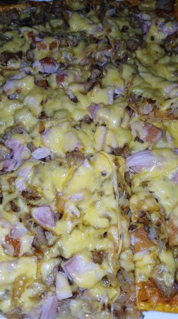 Пицца с копченой курицей.