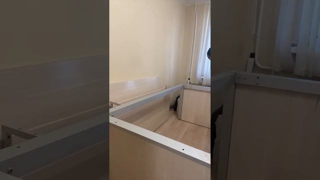 Marcellus вынес диван на балкон, выкидывает хлам и собирае? смотреть онлайн