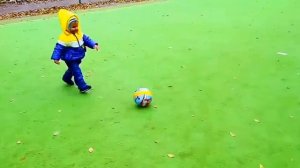 Ребёнок играет в футбол! Малышь любит играть в футбол