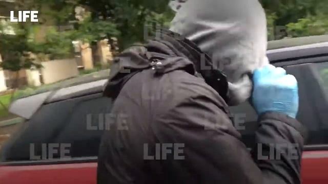 В обнимку с женой и без конвоя. Топ-менеджер Почты Росс смотреть онлайн