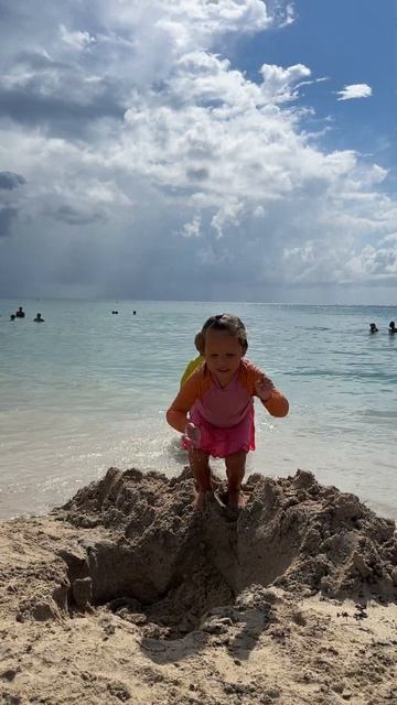 Милая Наоми прыгает через дырку в песке на пляже. Заба? смотреть онлайн