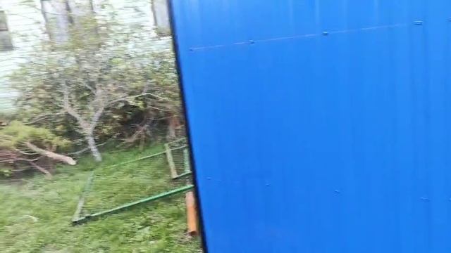 Забор из профлиста синий с воротами и калиткой, черные столбы смотреть онлайн