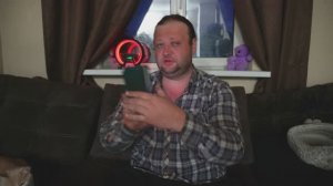 Сибирский мужчина читает комментарии самых лучших и замечательных зрителей