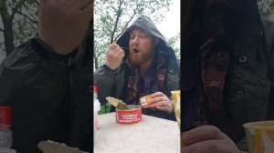 На перекус пару консерв, в дождливый рыбацкий денёчек. Мукбанг.