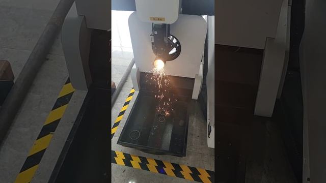 3015СNR режет трубу из чёрной стали с уголом смотреть онлайн