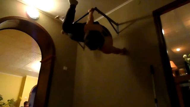 Кривая ласточка на одной одной руке смотреть онлайн