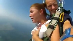 Девушка прыгает с парашютом  Дико орет и ругаеться