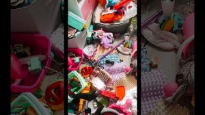 Вся комната в игрушках у маленькой девочки. Говорящая игрушка