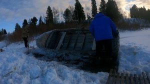 Снегоход ИРБИС ТУНГУС 500L эвакуирует вмёрзшую в лёд ло?