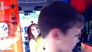 Мистер Макс • Mister Max - Макс и Кэти играют в папином фургончике с мороженым