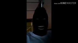 Мем Негр улыбается в темноте