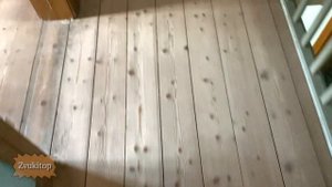 Звук шагов по деревянному скрипучему полу в обуви