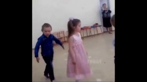 Розы гибнут на газонах а шпана на